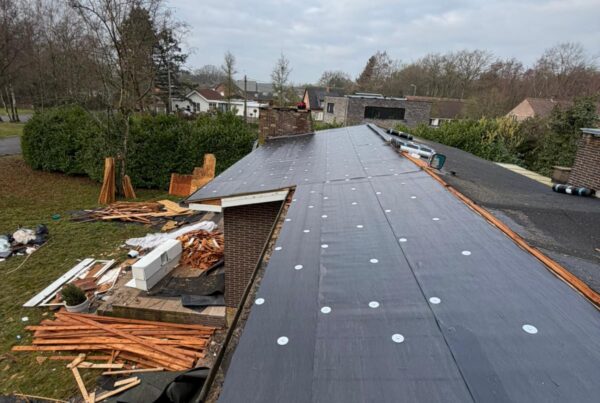 Bij dit project was het tijd voor een rigoureuze aanpak. Zoals op de foto’s te zien is, hebben we de oude dakbedekking volledig verwijderd. Dit geeft ons de kans om de onderliggende constructie te inspecteren en eventuele gebreken direct te herstellen. Bij NEXO geloven we niet in half werk; we bouwen voor de lange termijn.