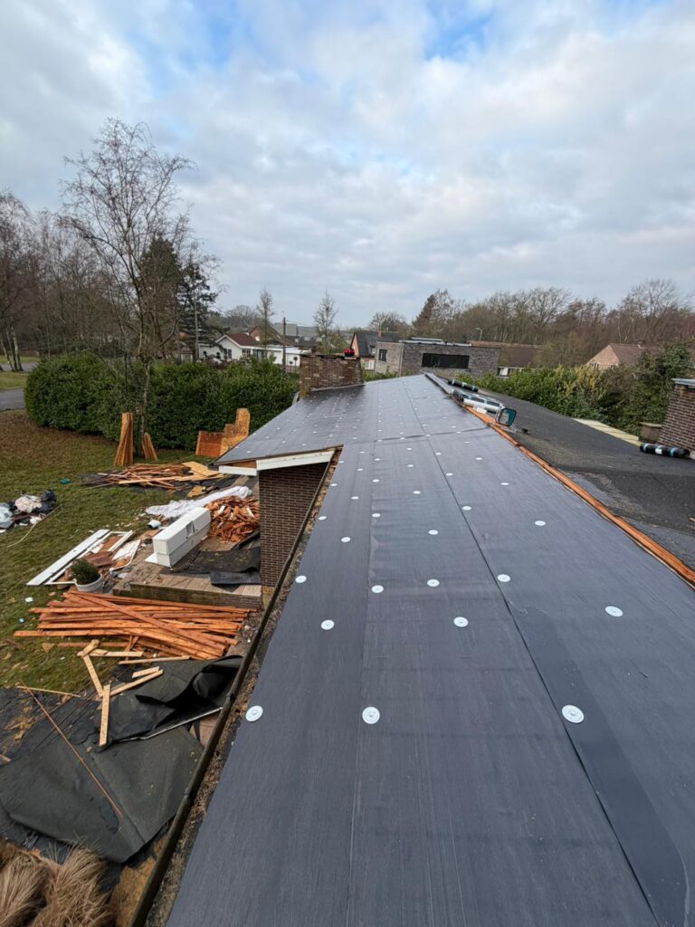Bij dit project was het tijd voor een rigoureuze aanpak. Zoals op de foto’s te zien is, hebben we de oude dakbedekking volledig verwijderd. Dit geeft ons de kans om de onderliggende constructie te inspecteren en eventuele gebreken direct te herstellen. Bij NEXO geloven we niet in half werk; we bouwen voor de lange termijn.